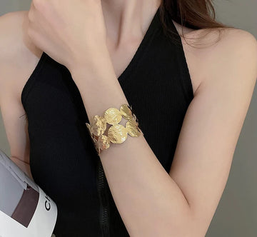 IRIDORI Chunky Cutout Handcuff